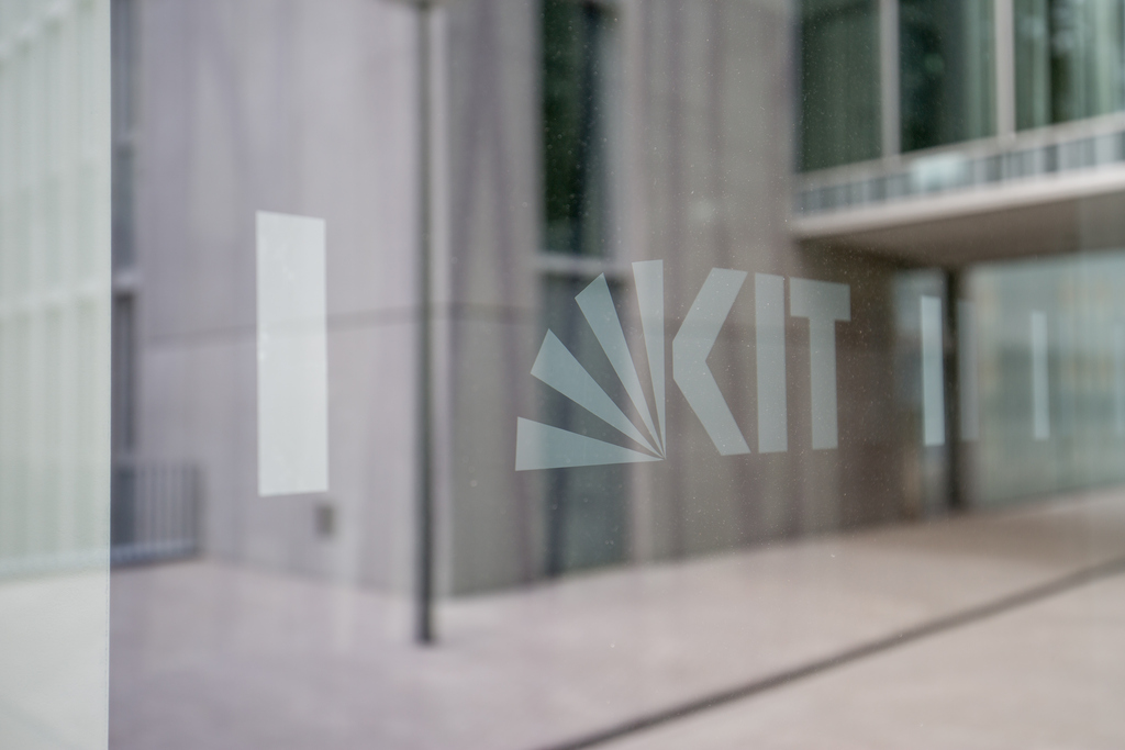 Glastür mit KIT-Logo